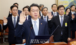 [포토]  선서하는 이억원 금융위원장