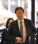 [포토] 간담회 입장하는 이찬진