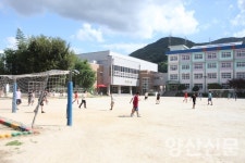 즐거움 가득한 동산초 주인공은 웃음꽃 나누는 학생들입니다