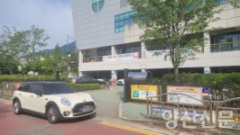 학교 정문 앞 진상 차량 이런 주차는 너무 심한거 아니오?