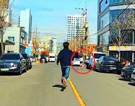 분실카드 사용후 도주 여성 길가던 해양경찰이 붙잡아
