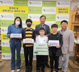 양산초등학교 환경동아리 학생, 양산시노인복지관서 어르신 위한 쑥떡 후원