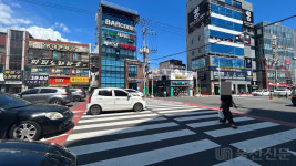 신호등 없는 4차 선로 사람·차량 뒤엉켜