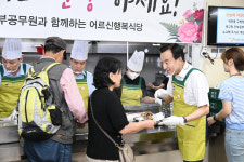 박천동 울산 북구청장, 노인복지관 배식봉사