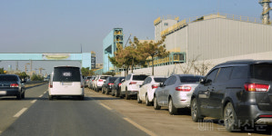 울산 온산국가산단 주변 불법주차차량 점령