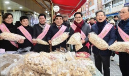 동울산종합시장 상인 격려·제수용품 구입