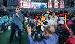 종합운동장 가득 채운 팬들 열기에 시민들도 흥겨운 한마당