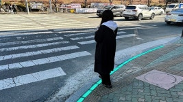 바닥신호등·활주로형 횡단보도 확대 설치