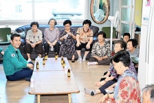 중구 무더위쉼터 어르신 안부 살피고 냉방기기 점검