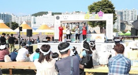 과거 영광 되새기고 위대한 미래 포문 연 시민 축제의 장