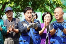 허흥 밀양시의장, 팔색조 자연 방사하며 조류보호 관계자 격려