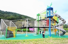 숲속지형 그대로 살린 760m 길이 그물 모험 놀이터