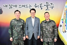 127여단마트 | 제127보병여단 임경선 여단장 일행 환담