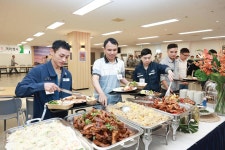 HD현대중공업(주)인력개발원외국인식당 | HD현대重, 업계 첫 '3식 무상' 제공 등 외국인 근로자 획기적 처우 개선