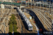 [열차한컷]  철도풍경 명소 용산역 주차장...新-舊 열차 한 눈에