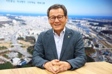 김홍규 강릉시장 옥계 신항에 철도물류기지·산단 결합…유라시아 거점 만들 것 [인터뷰]