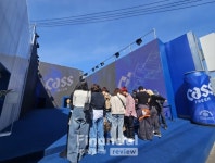 [현장] 여긴 여름 속 얼음동굴…성수동 카스월드 팝업에 MZ세대 북적