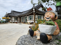 [이동미의 여행 테라피] 순천 쉴랑게 도장 깨기...몽실고막이네민박 파도와 꼬막, 모든 순간이 바다가 되다