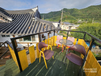 [이동미의 여행 테라피] 순천 쉴랑게 도장 깨기...몽실고막이네민박 파도와 꼬막, 모든 순간이 바다가 되다