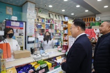 최광훈 약사회장, 휴일지킴이약국 주말 근무 약사에 간식 전달