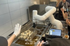 [현장+] 닭 튀기는 로봇이 척척…교촌 R&D센터 정구관 가보니