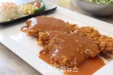 [안 기자의 1人1食] 왕돈가스와 깔끔한 냉면 구성 돈까스 1980