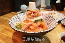 [안 기자의 1人1食] 연어가 밥보다 많다…가성비 사케동 연이자카야