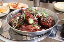 [안 기자의 1人1食] 매콤·달콤 뼈바베큐구이 순우리뼈감자탕