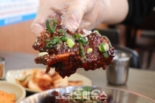 [안 기자의 1人1食] 매콤·달콤 뼈바베큐구이 순우리뼈감자탕