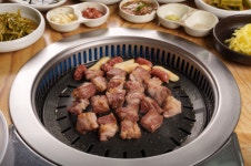 숙성육 전문 프랜차이즈 맛찬들왕소금구이 삼겹살 대중화 선두주자