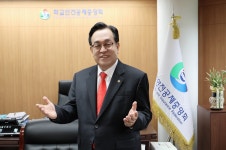 [인터뷰] 정훈 이사장, “후손들이 행복하게 뛰놀 수 있는 안전한 학교환경 만드는 데 모든 역량 쏟겠다”
