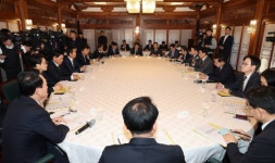 대형마트 ‘새벽 배송’ 길 열린다… 유통 규제 완화 입법 추진