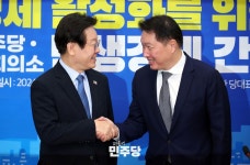 최태원 회장, 여야 4당 대표 만나 첨단산업 지원, 에너지 문제해결 논의