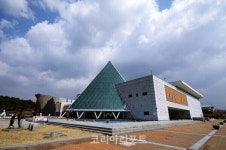 익산 보석박물관, 푸른 뱀과 십이지 동물 보석조각상 전시