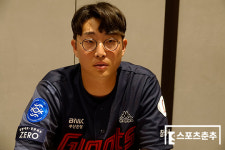 내 머릿속엔 더 많은 이닝 뿐 롯데 안경 에이스의 결연함 [춘추 피플]