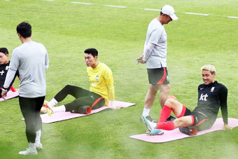 유럽 명문 팀과의 축제? '14명만' 소집 AG 대표팀엔 여유가 없다 [이근승의 킥앤러시]
