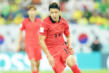'황희찬 2경기 연속골' 한국, 싱가포르에 2-0 리드···'조규성 1골 1도움' [춘추 현장]