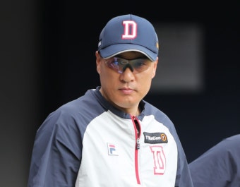 위기의 두산, 코칭스태프 대이동 극약처방...세리자와 코치 2군행 [춘추 이슈]