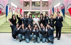 이재현 CJ회장, 올리브영 센트럴 명동 타운 1호 고객 방문