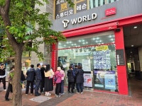 [포토] 서울 마포구 SK텔레콤 앞에 줄 선 고객들