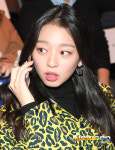 이수민 ‘패션쇼 관람 전 통화 삼매경’[포토엔HD] 