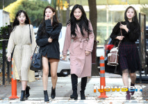 러블리즈 지애-지수-수정-예인 ‘가을여인의 출근길 패션’[포토엔HD] 