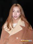 루나 ‘출근길을 비추는 금빛 비주얼’ (뮤직뱅크 출근) [포토엔HD화보] 