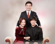 ‘SKY 캐슬’ 개성 가득 가족사진, 김서형·김보라만 없네