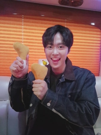 ‘극한직업’ 류승룡X진선규X공명, 600만 돌파에 닭다리 들었다