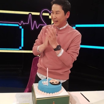 신동엽, 49번째 생일 맞았다 ‘밝히는 연애코치’서 깜짝 파티[SNS컷]