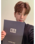 “학교 더 다닐래” 스키즈 승민, 훈훈한 졸업장 인증샷[SNS★컷]