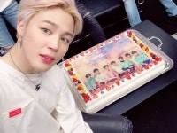 방탄소년단 지민, 단란한 단체 회식 사진 공개 ‘망개떡 매력’[SNS★컷]