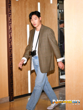 류준열  ‘배우 이미지 벗고 사진작가로’[포토엔HD]