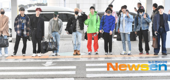 세븐틴, 공항을 꽉 채우는 손 인사 [포토엔HD]